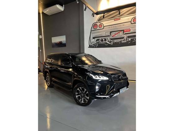 TOYOTA HILUX SW4 2.8 D-4D TURBO DIESEL DIAMOND 7L 4X4 AUTOMÁTICO